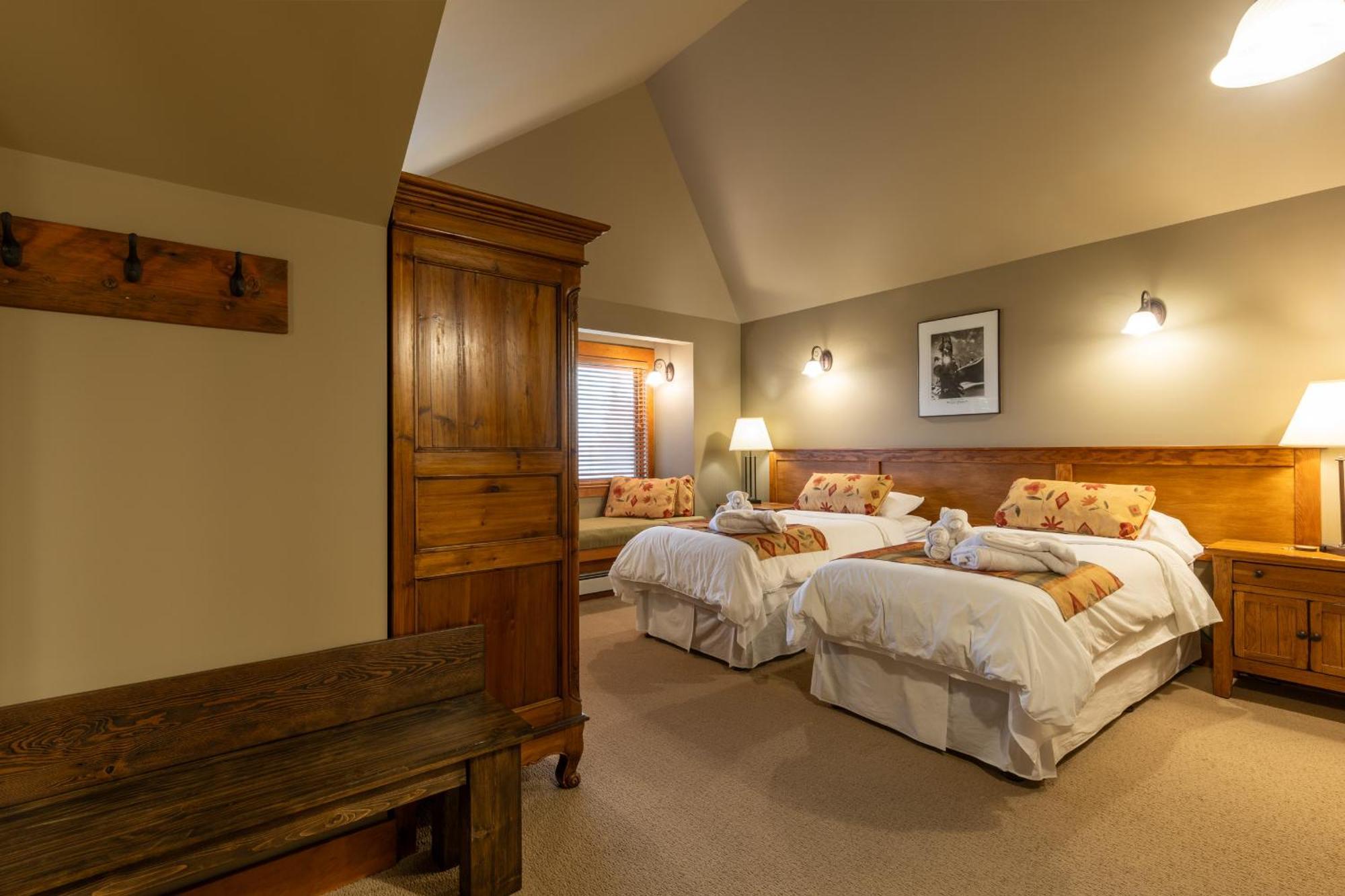 Vagabond Lodge At Kicking Horse ゴールデン エクステリア 写真
