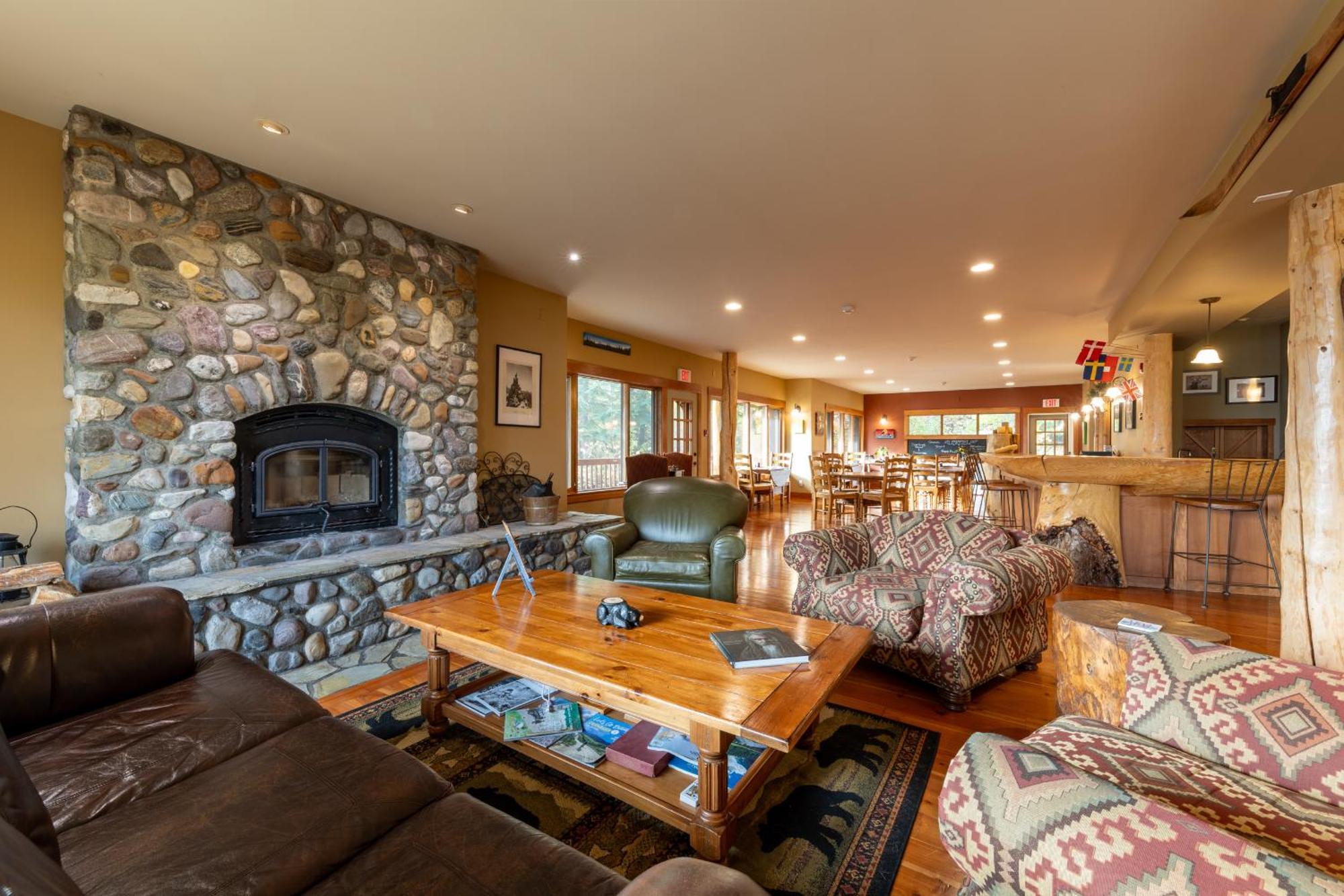 Vagabond Lodge At Kicking Horse ゴールデン エクステリア 写真