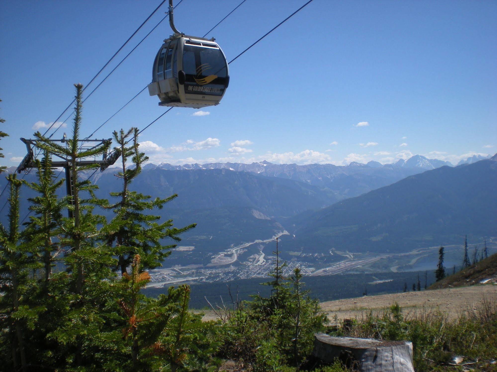 Vagabond Lodge At Kicking Horse ゴールデン エクステリア 写真